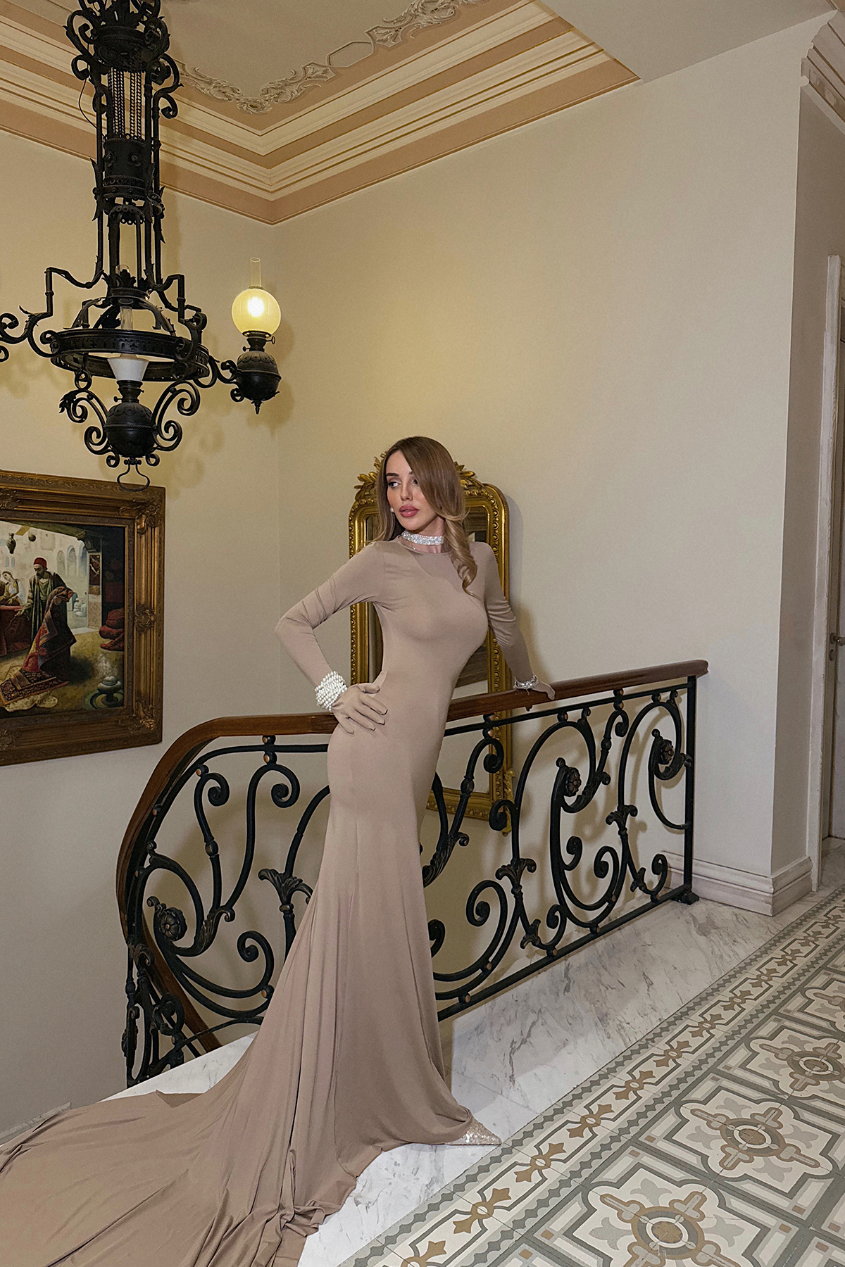 Bej Maria Eldivenli Sırt Dekolteli Uzun Elbise ATE-2422