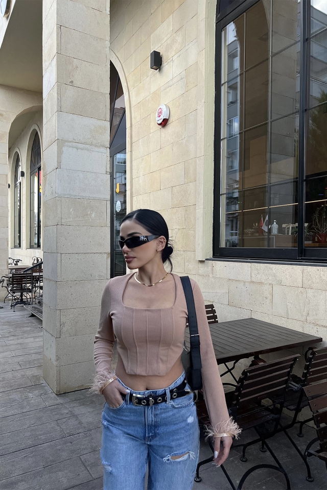 Bej Kare Yaka Crop Top