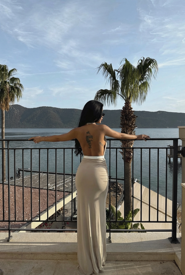 Bej Giselle Fiyonk Detaylı Yırtmaçlı Elbise