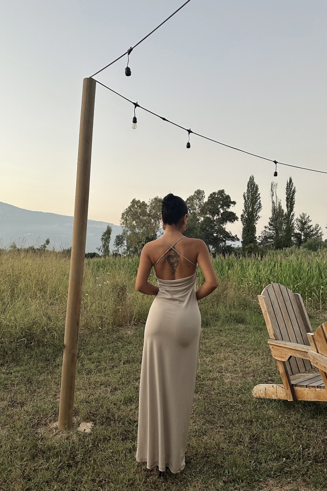 Bej Sırt Detay Derin Yırtmaçlı Elbise ATE8189