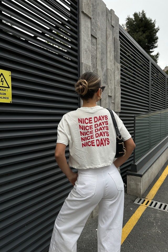 Beyaz Arkası Yazılı Crop Top