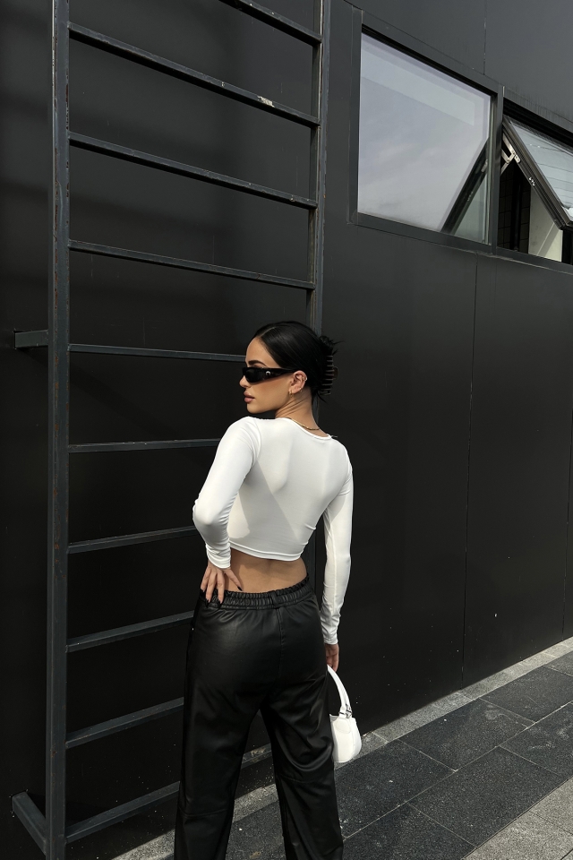 Beyaz Asimetrik Kesim Uzun Kol Crop Top ATE4733