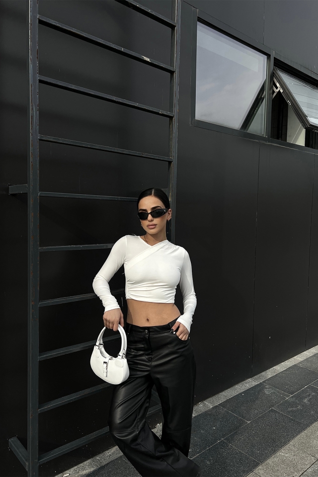 Beyaz Asimetrik Kesim Uzun Kol Crop Top ATE4733