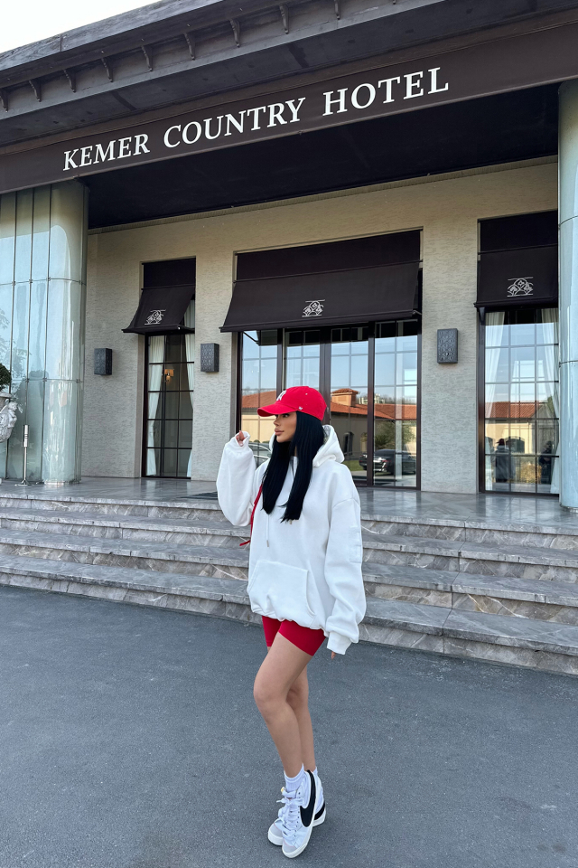 Beyaz Kapşonlu E Nakışlı Sweat ATE-0753