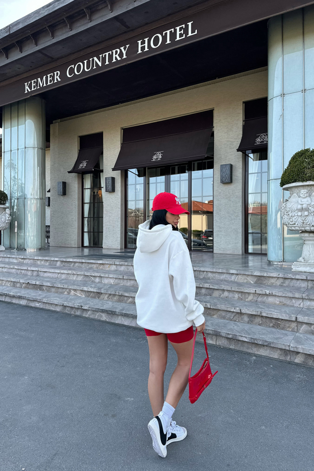 Beyaz Kapşonlu E Nakışlı Sweat ATE-0753