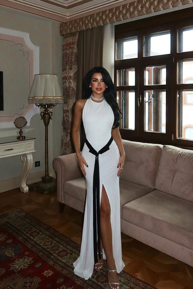 Beyaz Giselle Fiyonk Detaylı Yırtmaçlı Elbise