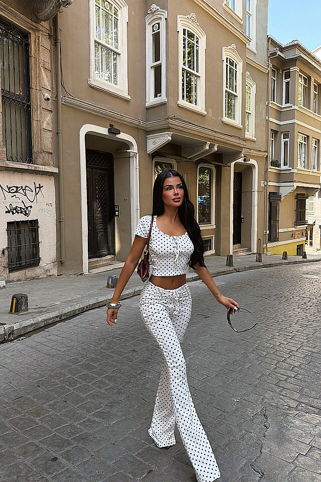 Beyaz Puantiyeli Takım