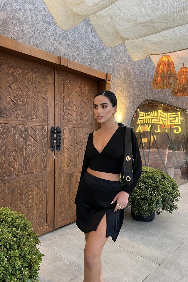 Black V Collar Crop Top ATE2139