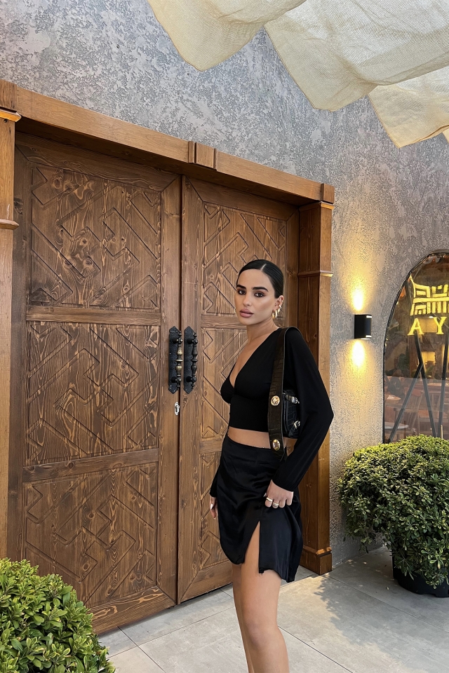 Black V Collar Crop Top ATE2139