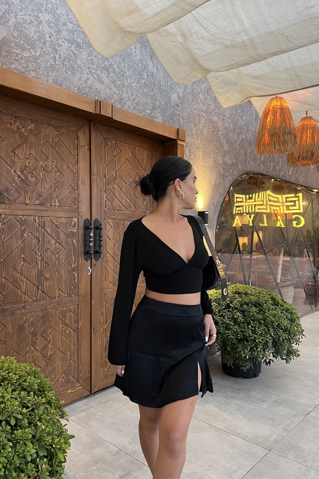 Black V Collar Crop Top ATE2139
