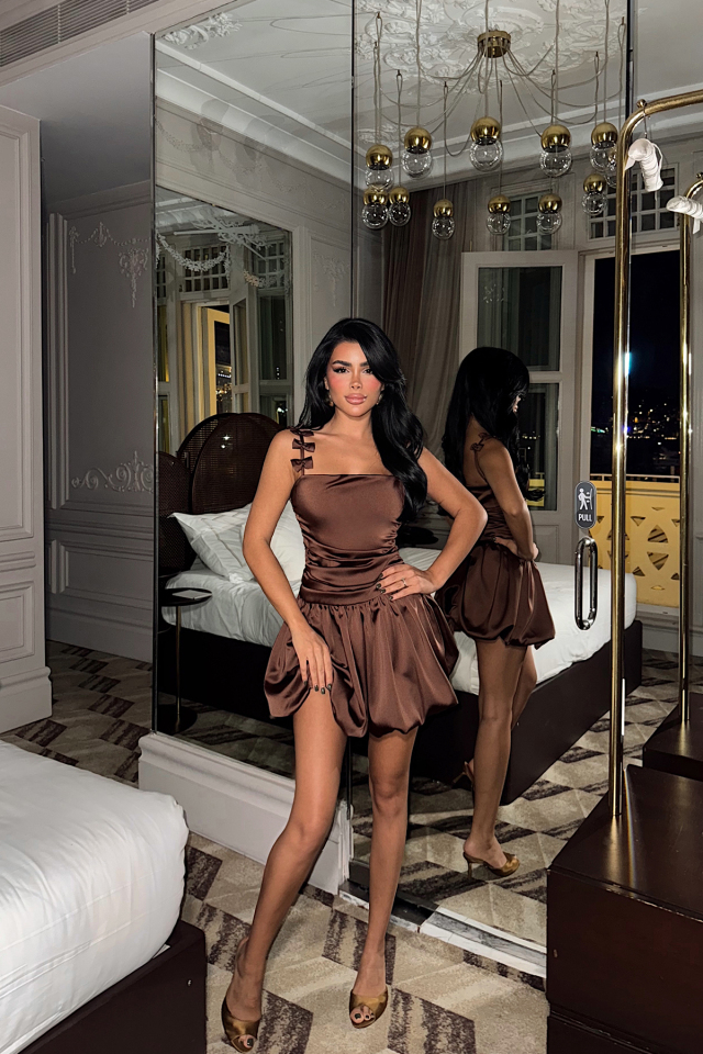 Kahverengi Cecilia Askısı Fiyonk Detaylı Mini Balon Elbise ATE-3340