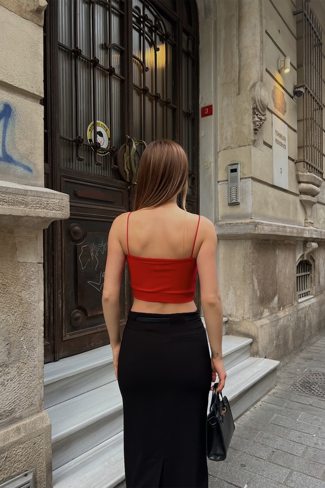 Kırmızı Askılı Pencere Detay Crop Top ATE6838