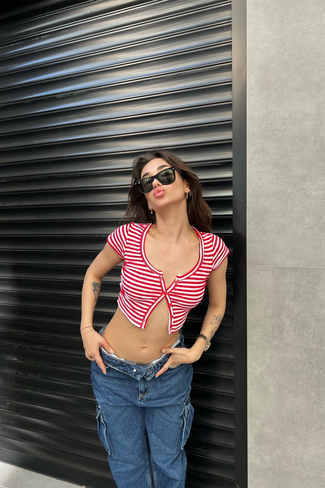 Kırmızı Düğme Detay Crop Top ATE6974