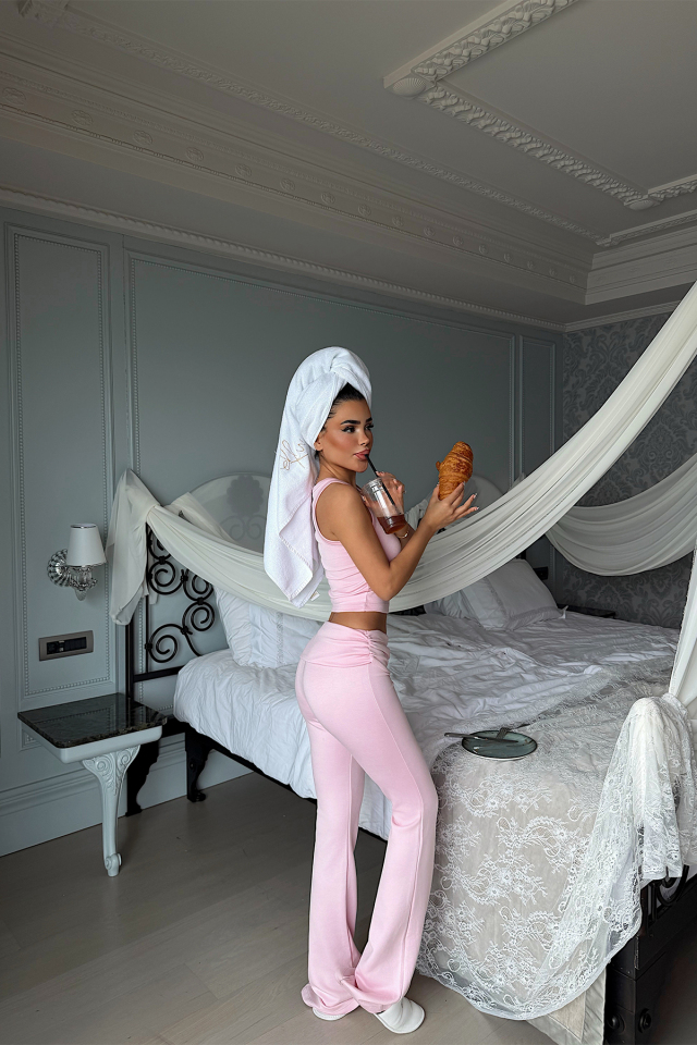 Pembe Bisu Takım