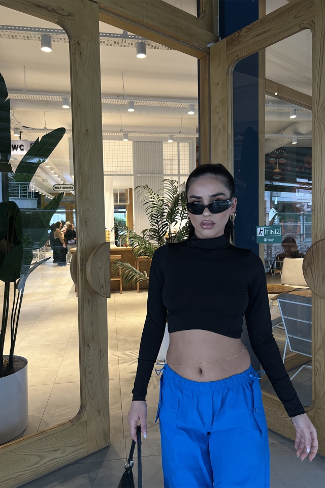 Siyah Boğazlı Crop Top