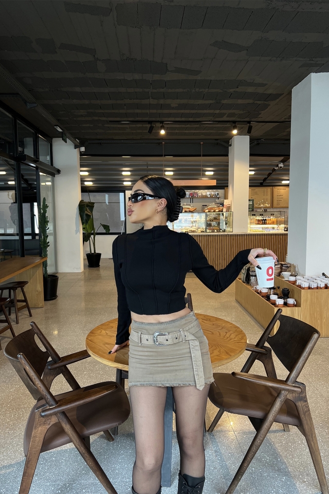 Siyah Dikiş Detay Crop Top ATE4342