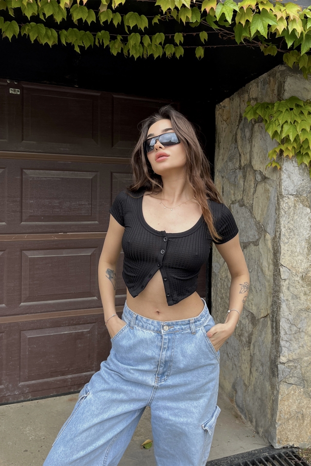 Siyah Düğme Detay Crop Top ATE6701 (1)