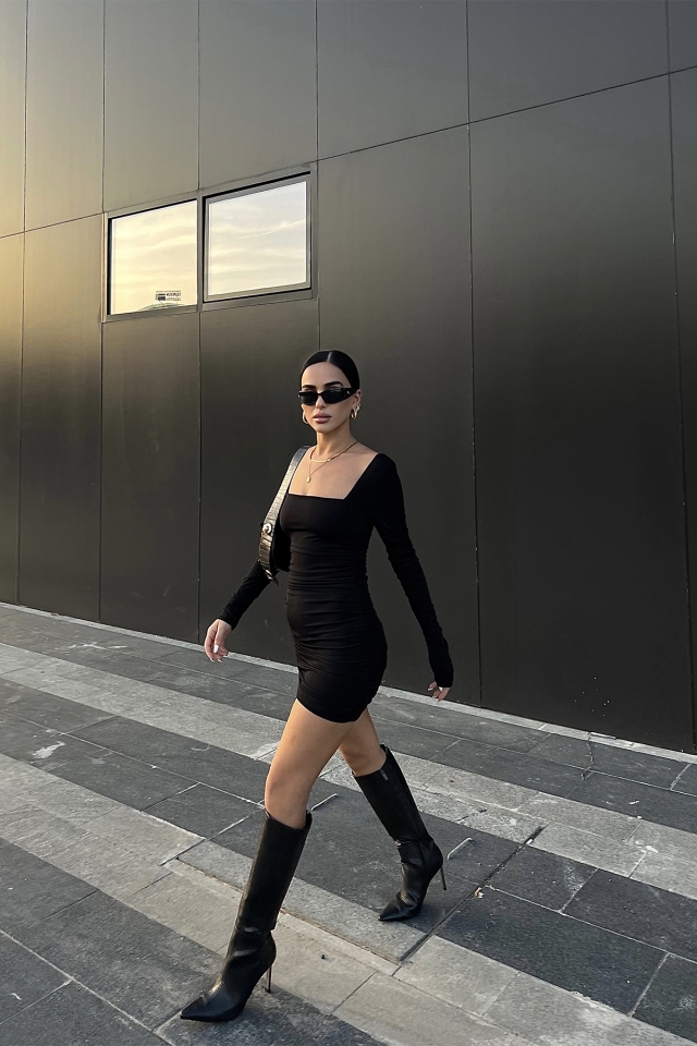 Siyah Kare Yaka Büzgülü Elbise ATE2379