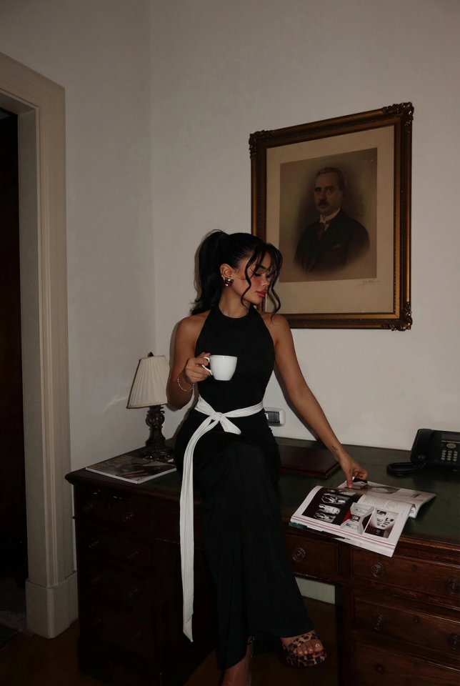 Siyah Giselle Fiyonk Detaylı Yırtmaçlı Elbise