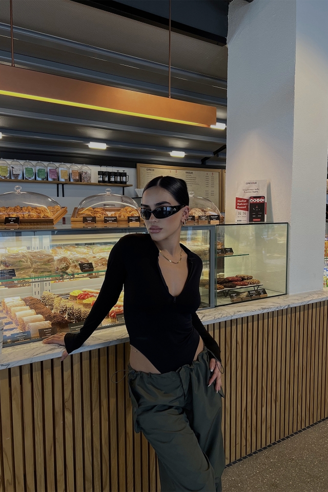 Siyah Önü Fermuarlı Bodysuit