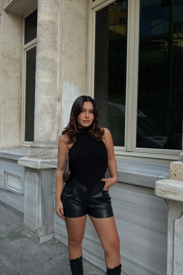 Siyah Triko Boğazlı Crop Top ATE2219