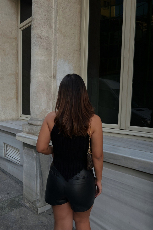 Siyah Triko Boğazlı Crop Top ATE2219