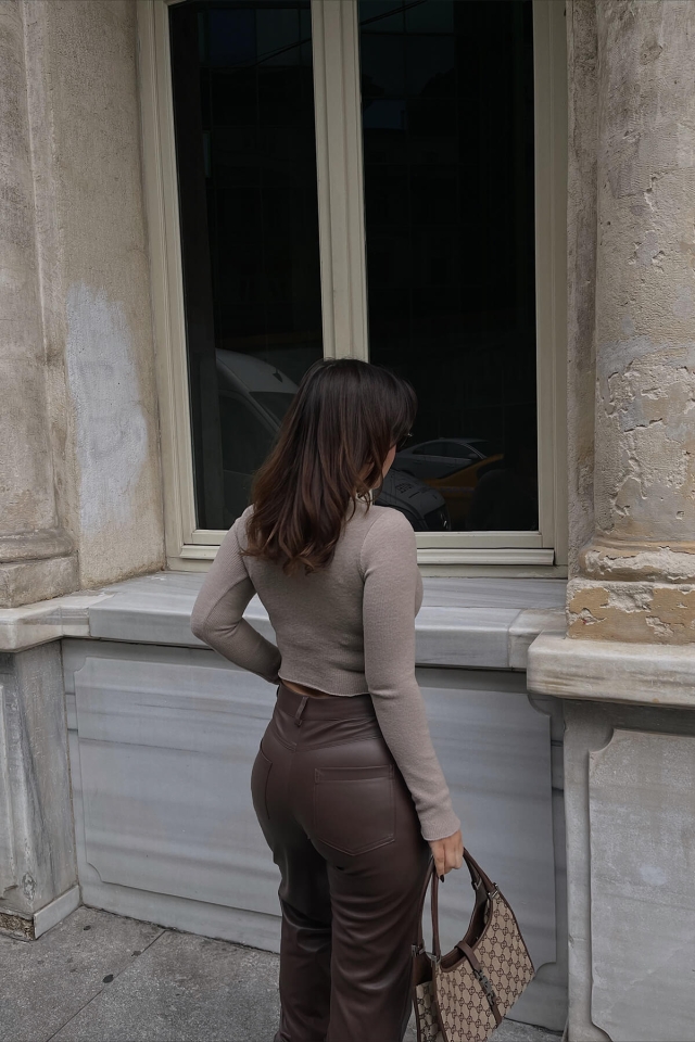 Taş Düğme Detay Crop Top ATE2858